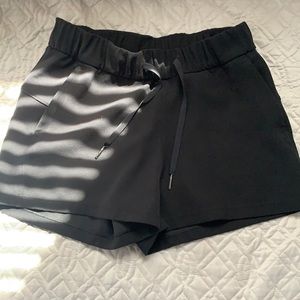 Lululemon on the fly Size 4 Black Shorts